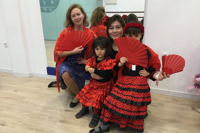 45 minutes flamenco dance class for family in Málaga - Warm-up, footwork, and arm movements