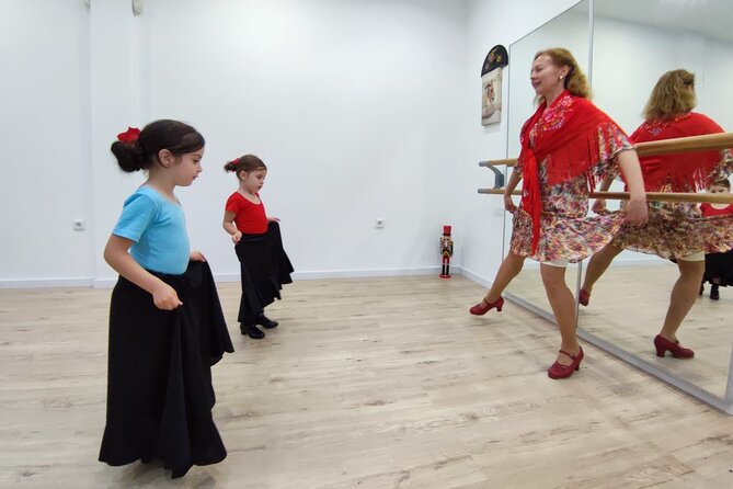 45 minutes flamenco dance class for family in Málaga - Learning rumba, flamenco’s easygoing side