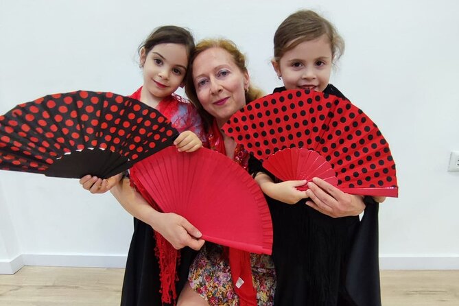 45 minutes flamenco dance class for family in Málaga - Shawls, fans, hats, and other flamenco touches