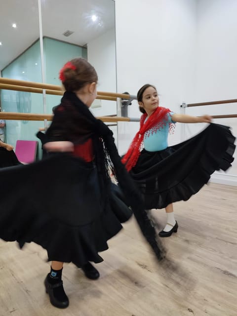 45 minutes flamenco dance class for family in Málaga - What the small group changes