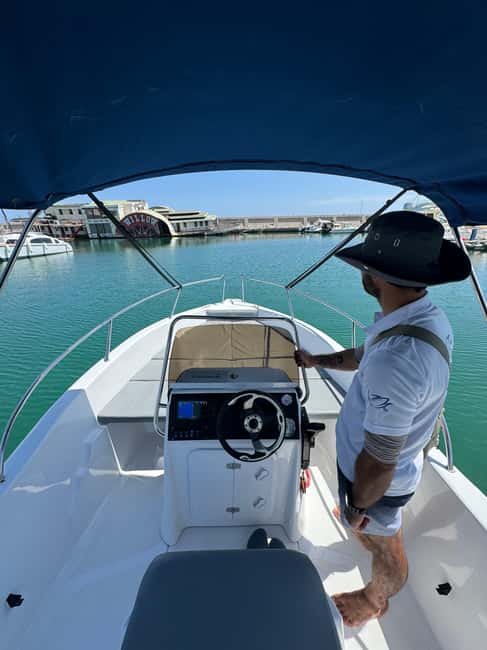 Benalmádena: Alquiler de barcos sin licencia Costa del Sol - Music, shade, and the practical extras