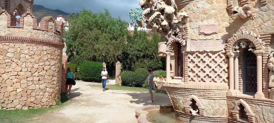 Benalmadena: Colomares Castle Tour with Entry Ticket - Meeting your guide at the Colomares entrance