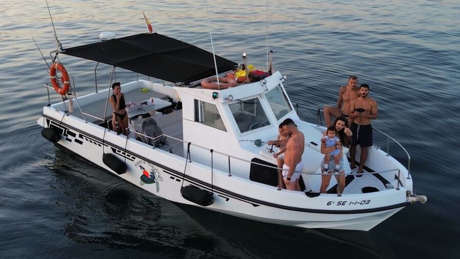 Benalmadena: Private Boat Trip with Drinks & Snacks - Choosing between one hour and six