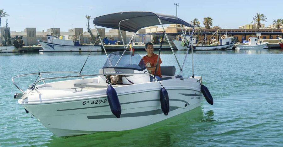 Boat without licence, fuel included - Instruction without a boating license