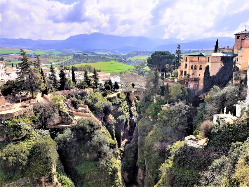 From Costa del Sol: Private Ronda Tour - Meeting your local guide in Ronda