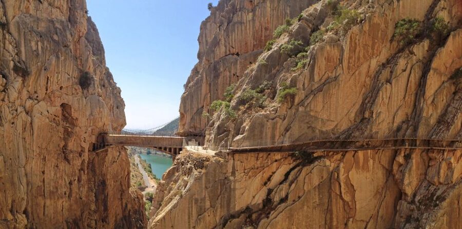 From Málaga: Caminito del Rey Small-Group Tour with Picnic - Walking the gorge and crossing the bridge