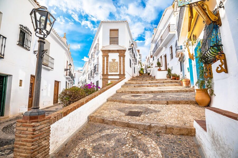 From Málaga /Costa del Sol: Trip to Nerja & Frigiliana - The guide: useful context, uneven delivery