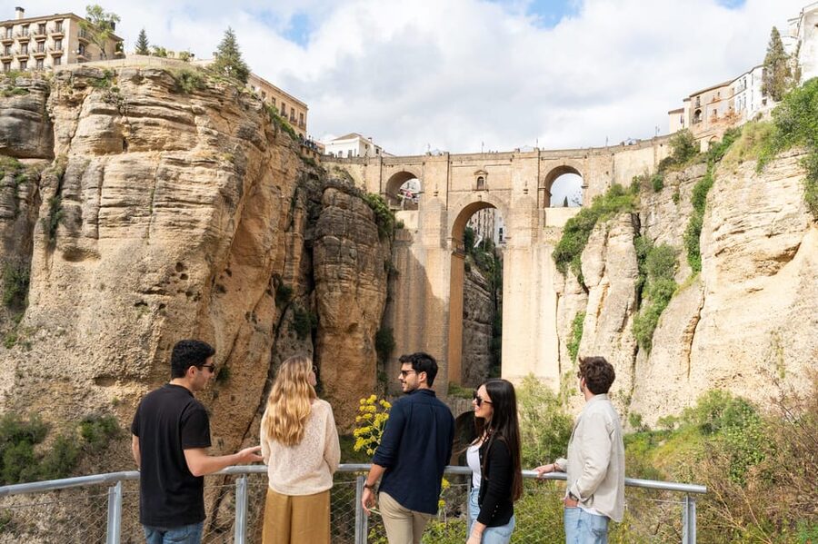 From Málaga: Ronda, Wine & Olive Oil Tasting Small Group - Ninety minutes to find lunch and your own Ronda
