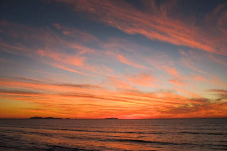 Fuengirola: Sunset Boat Tour with a Drink - Music, romance, and family appeal