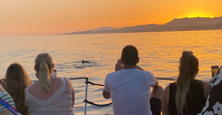 Fuengirola: Sunset Boat Tour with a Drink - Checking in at the blue-and-yellow office