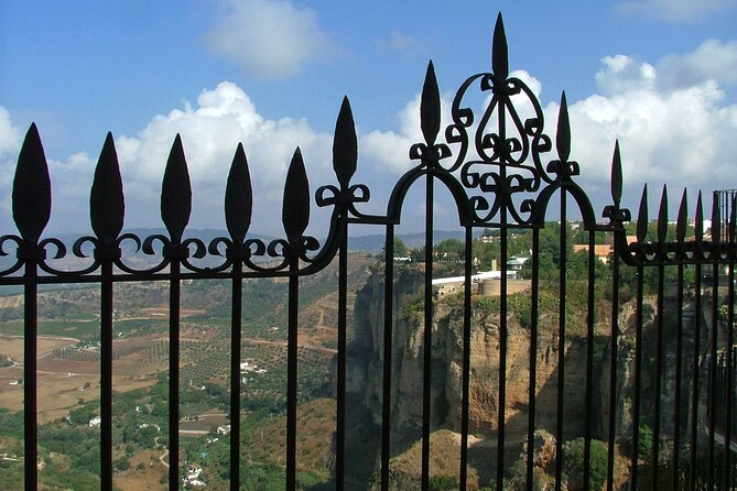 Guided tour of Ronda with an official guide - Puente Viejo and the best lower view of the New Bridge