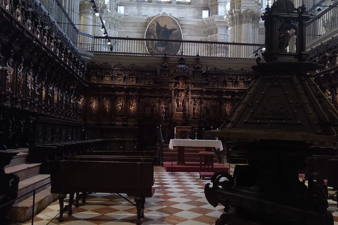 Guided visit to the Cathedral of Malaga and its surroundings - Inside La Manquita with a local guide