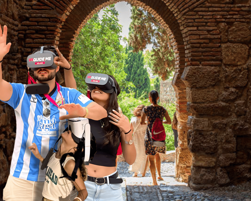 Malaga: Alcazaba, Picasso and more, walking tour with 5 VR experiences ! - Malaga Cathedral in a focused 15-minute stop