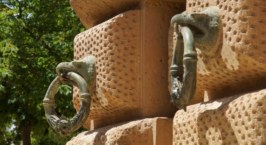 Malaga: Granada Day Trip with Alhambra, Palaces and Gardens - Entering the Nasrid Palaces