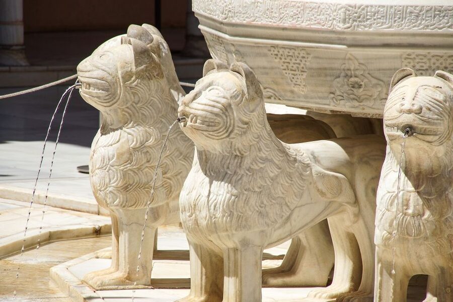 Malaga: Granada Day Trip with Alhambra, Palaces and Gardens - What the guide adds to the experience