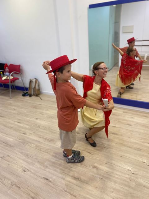 Málaga: Learn to dance flamenco rumba in 45 minutes - Good for beginners, couples, and celebrations