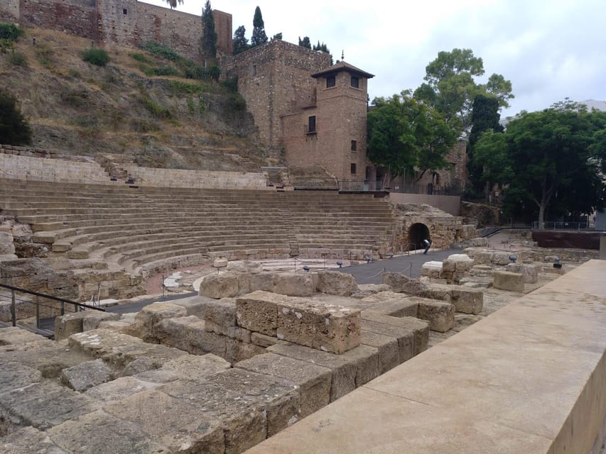 Malaga: long highlights tour with skip-line-tickets - Inside Malaga Cathedral and the story of La Manquita
