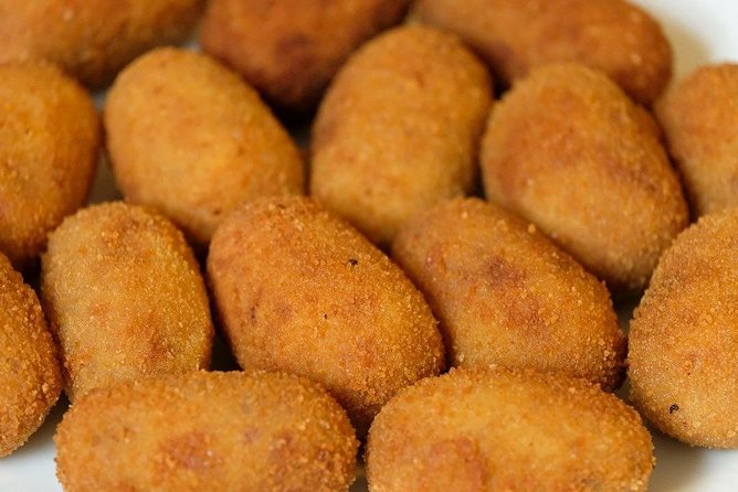 Malaga Market Food Tour: Tapas, Drinks, and Local Flavors - The Sweet Finish on Calle Tomás de Cózar