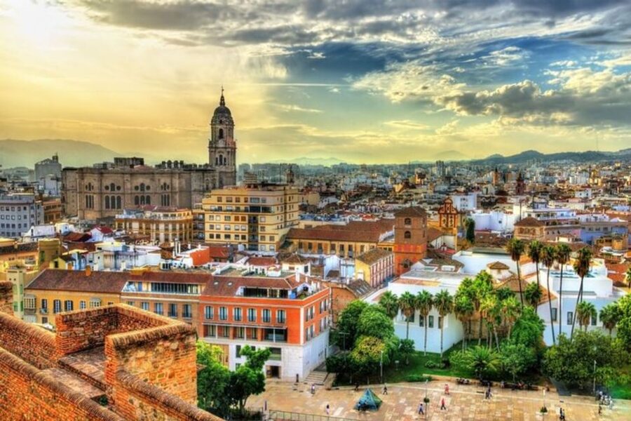 Malaga: Private custom Walking tour with a local guide - Seeing Málaga through a local route