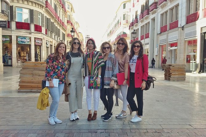 Málaga: Private Sightseeing Treasure Hunt - Calle Larios connects shopping with the puzzle