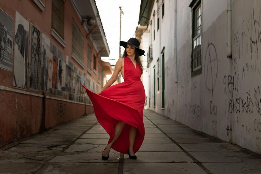 Málaga: Professional Photoshoot and City Tour - Getting the photos after the session