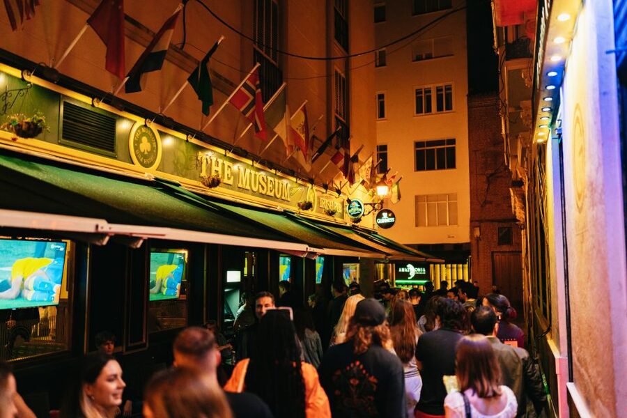 Malaga: Pubs and Clubs Crawl - Starting outside Starbucks and finding your group