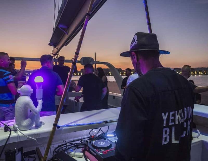 Malaga: Sailing Catamaran Sunset Cruise with Live DJ & Drink - Choosing between the nets and the main deck