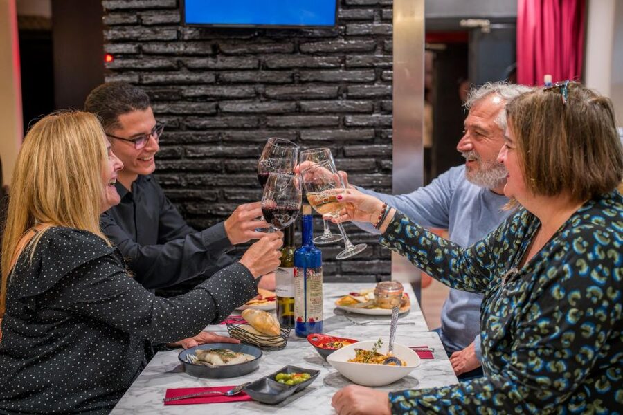 Malaga: Show and Food at Alegría Flamenco and Restaurant - A flamenco evening with a clear rhythm