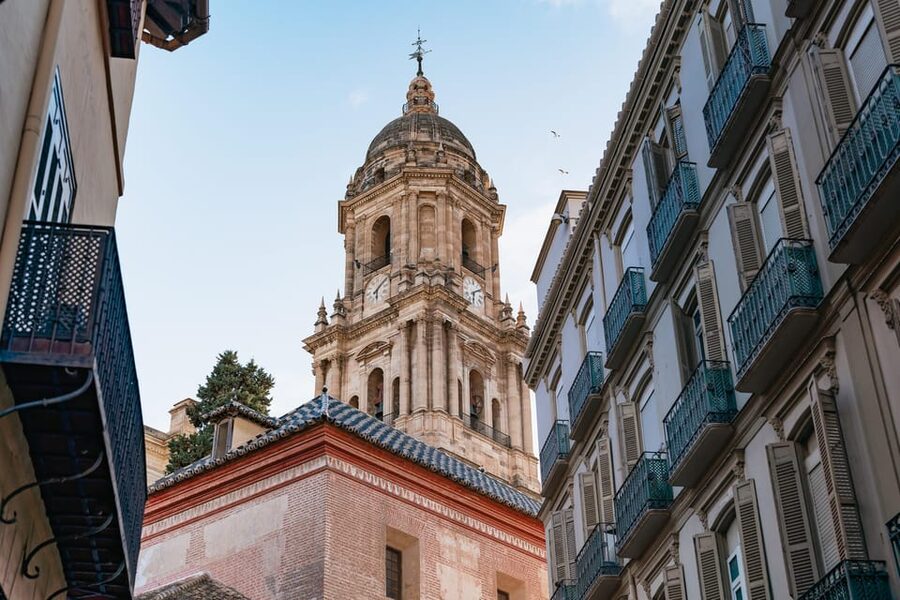 Málaga: Traditional Andalusian Tapas and Wine Tour - Guide quality and group atmosphere