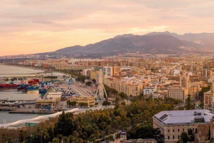 Malaga: Walking Tour of Must-See Attractions - Málaga Cathedral in a 15-minute stop