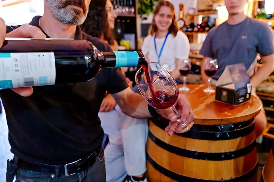 Malaga: Wine and Tapas Tour with Tastings and Drinks - The short walks are part of the experience