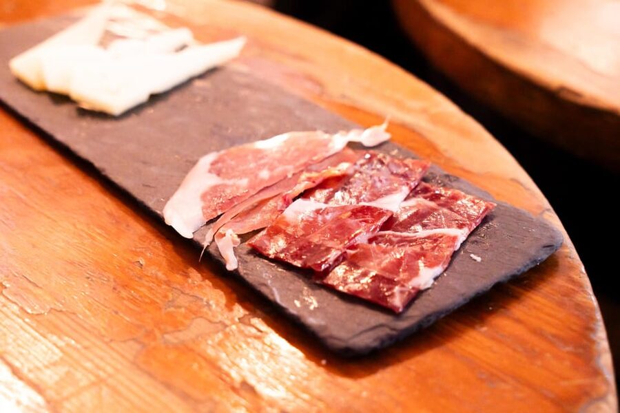 Malaga: Wine and Tapas Tour with Tastings and Drinks - The guides make a noticeable difference