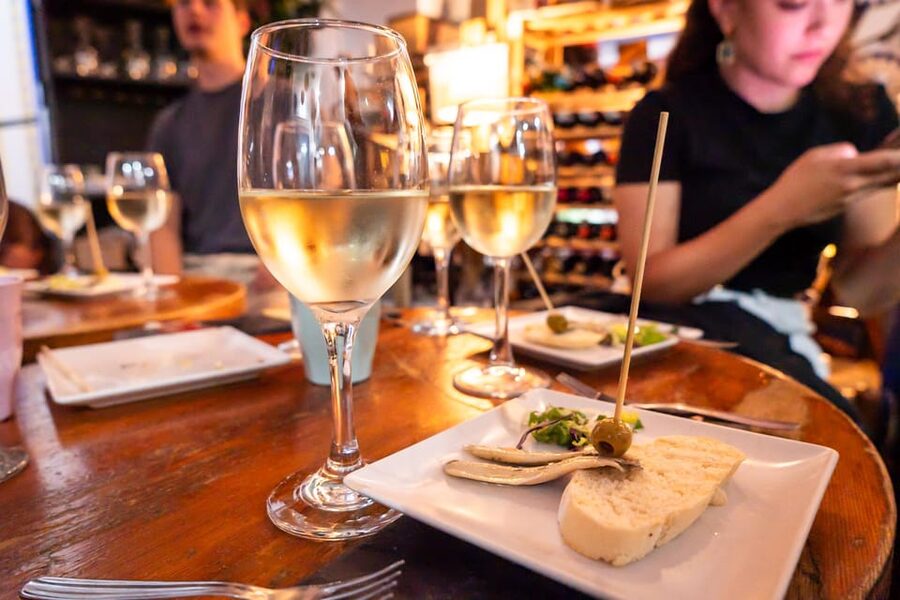 Malaga: Wine and Tapas Tour with Tastings and Drinks - Starting with tapas near Plaza de la Constitución