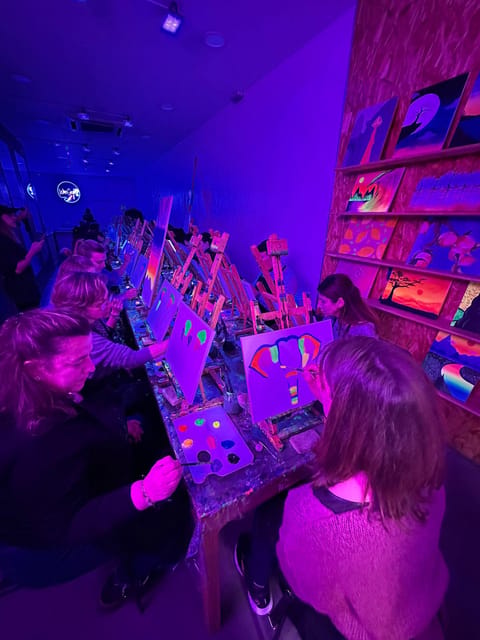 Málaga: Wine Gogh Glow Academy Paint and Sip Class - Starting with a blank canvas at Wine Gogh