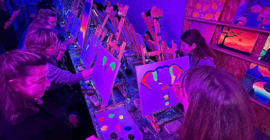 Málaga: Wine Gogh Glow Academy Paint and Sip Class - What the included equipment means for beginners