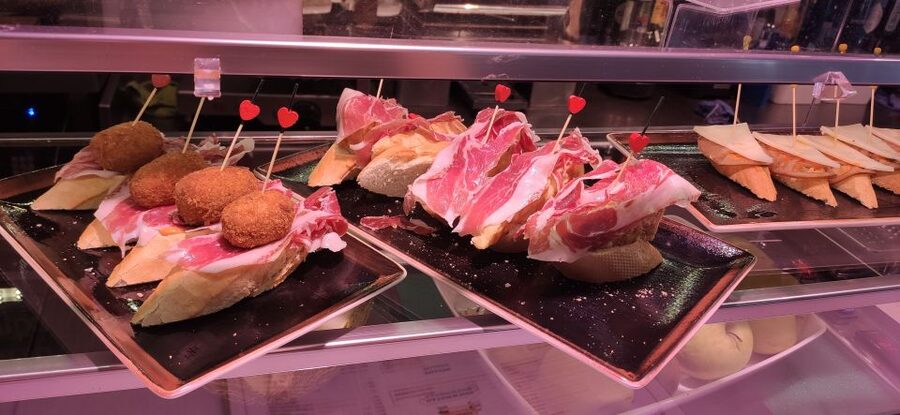 Malaga: Wine Guided Tour - Tapas make the tasting more useful