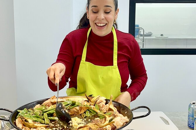 Paella and Sangria Workshop in Malaga - A closer look at the paella lesson