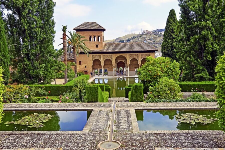 Private Alhambra Tour From Malaga & Surrounds - Generalife Gardens and the summer palace