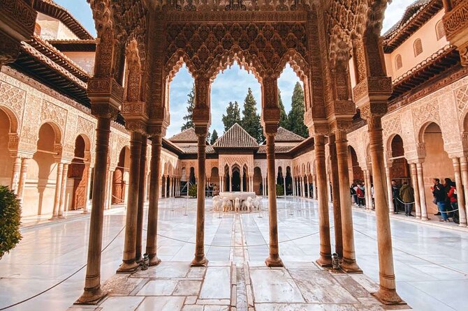Private Tour to La Alhambra de Granada from Malaga - Meeting your Alhambra guide at the right place