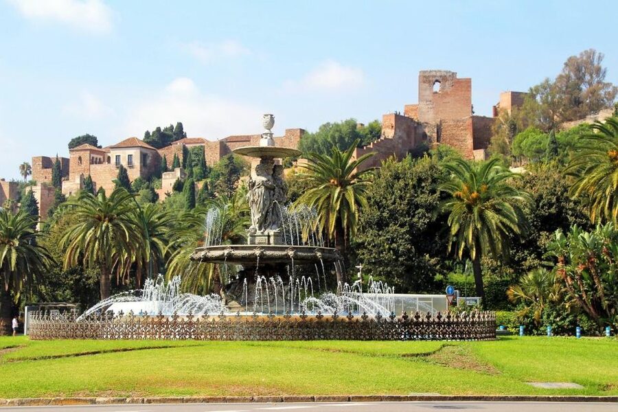 Private walking tour: Cathedral, Alcazaba and Roman Theatre - Inside Málaga Cathedral, the one-armed lady