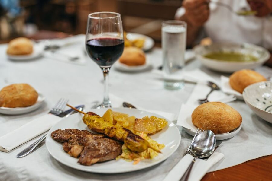 Torremolinos: Flamenco Show with Dinner and Drinks - The first hour: dinner and regional music