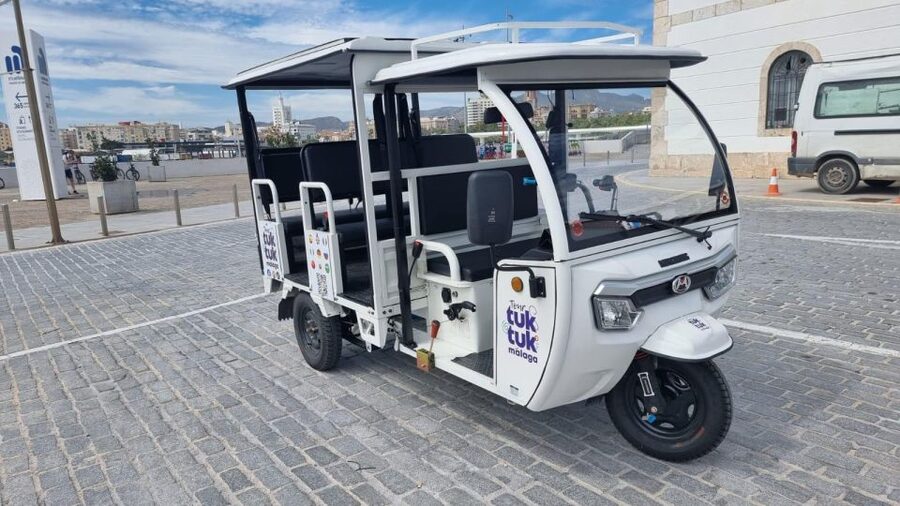 Tour TukTuk Málaga - From Banco de España to the city gardens