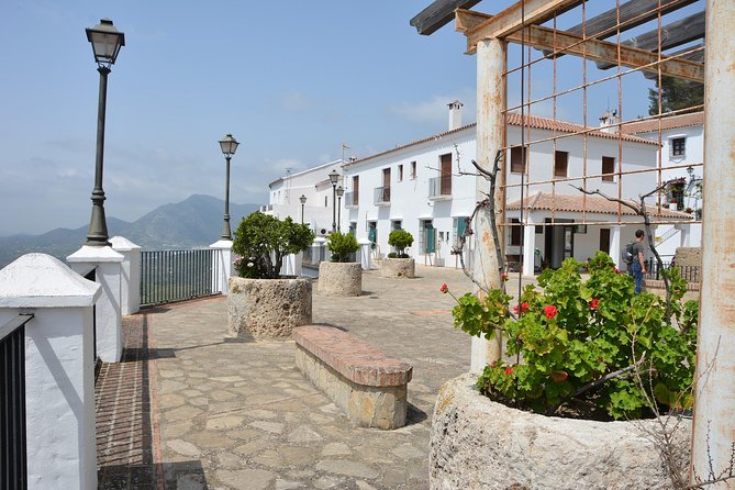 Wine, Tapas & Lake Zahara by e-bike incl Ronda pickup (full day) - A small group with practical support